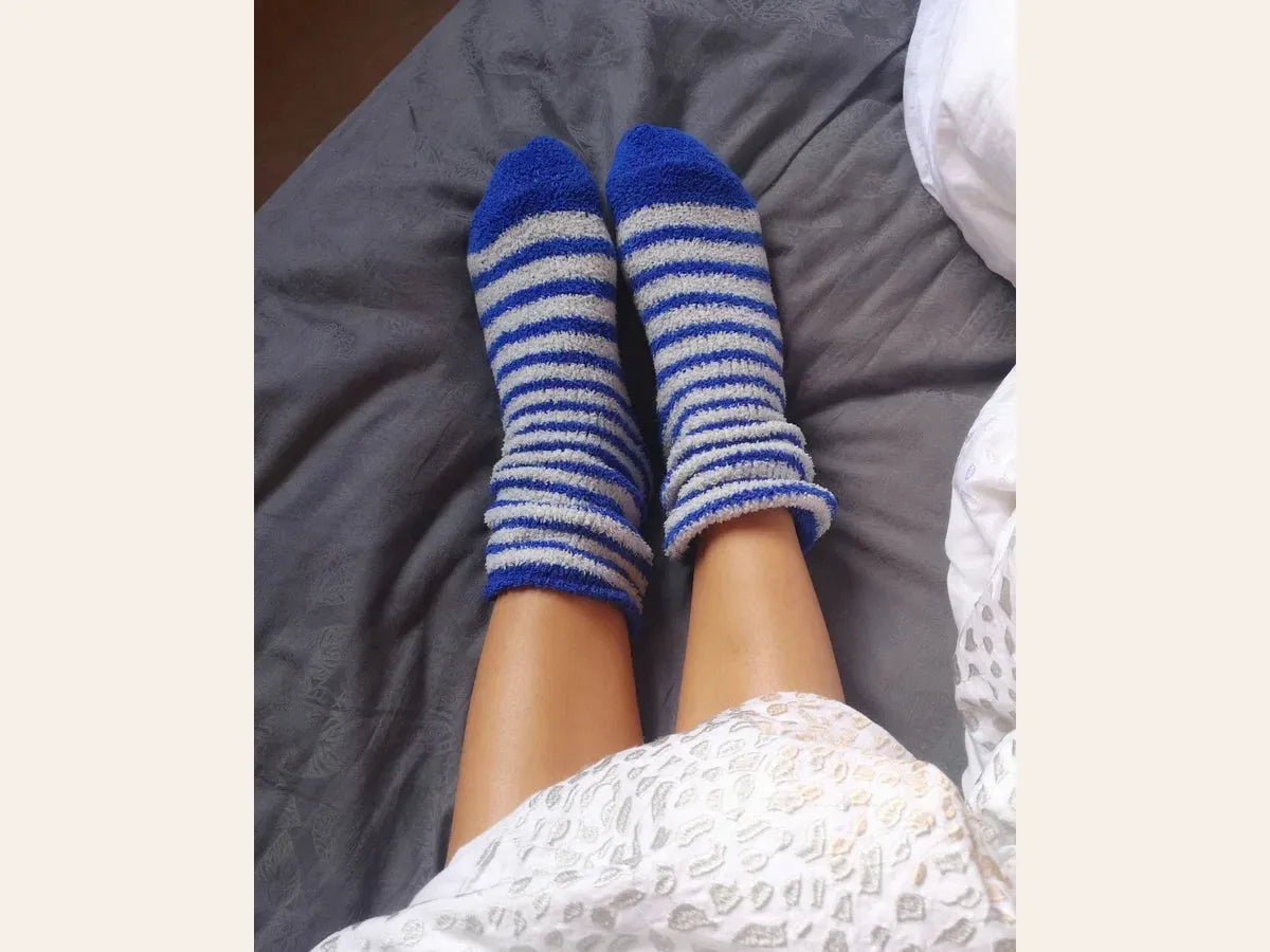 Deux paires de chaussettes de nuit comparées selon leur coupe et leur pointure
