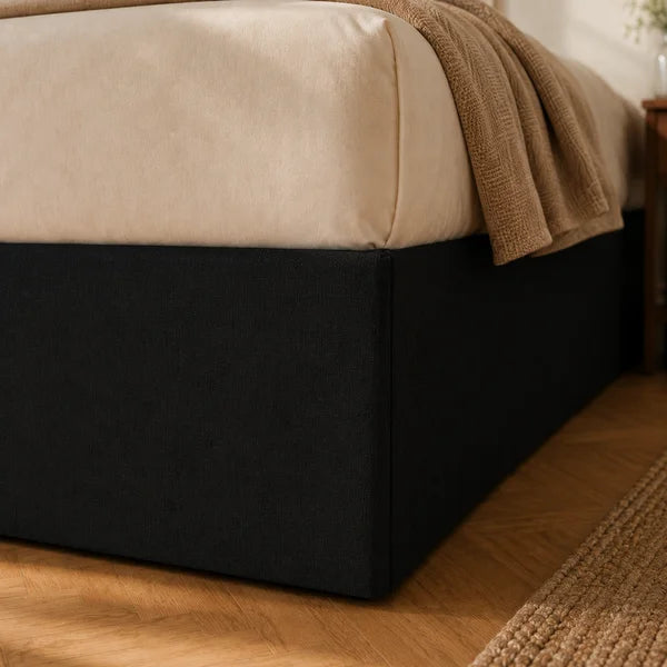 Détail du coin fendu noir avec sangle élastique réglable