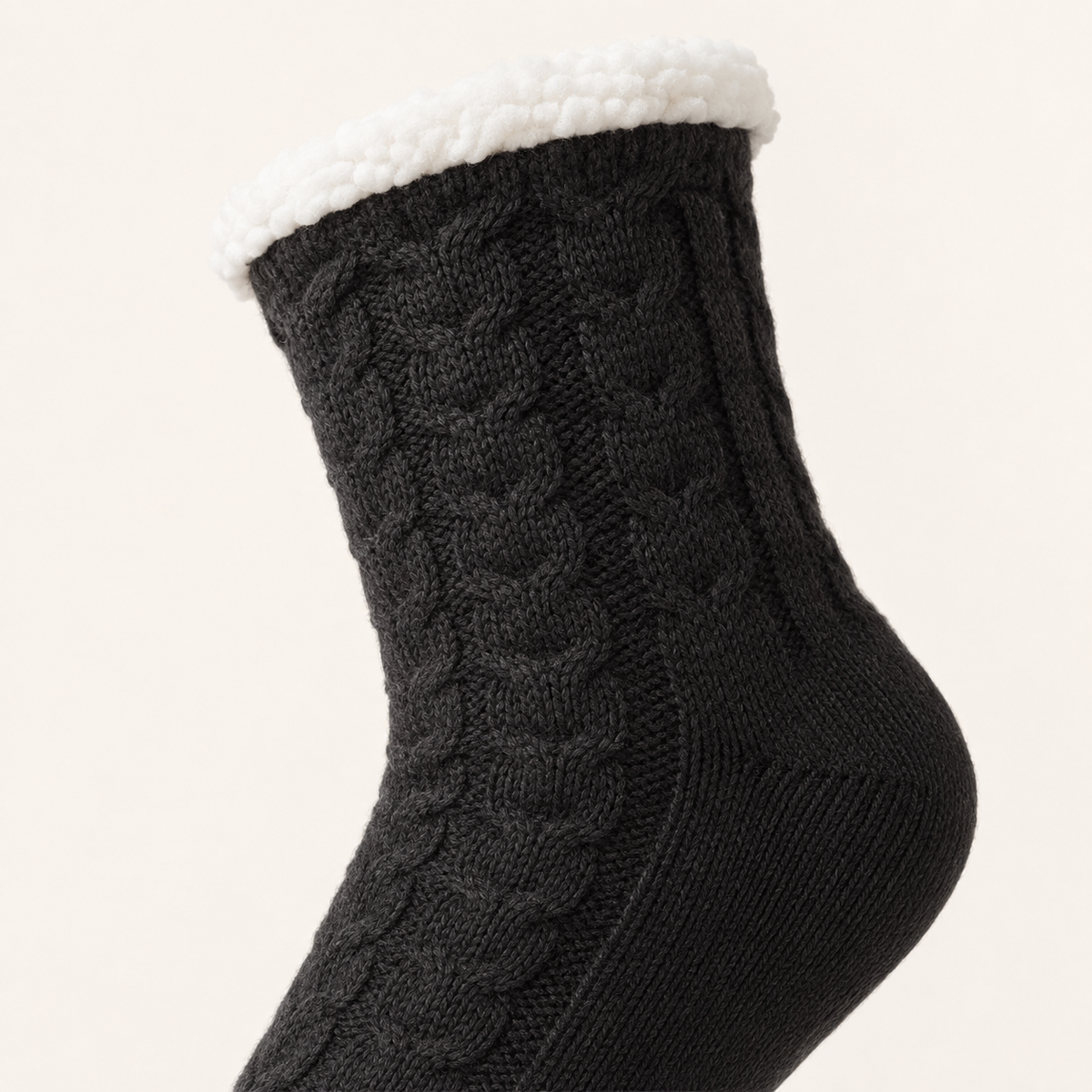 Chaussettes chaudes antidérapantes noir, détail tricot torsadé et col fausse fourrure