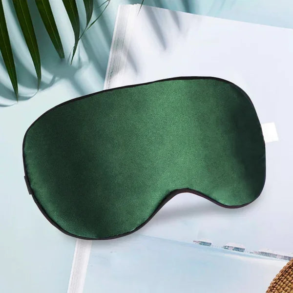Masque de nuit en soie vert canard posé en mise en scène