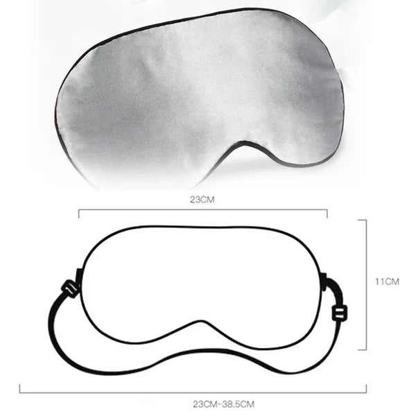 Masque de nuit en soie tenu en main, vue du profil fin