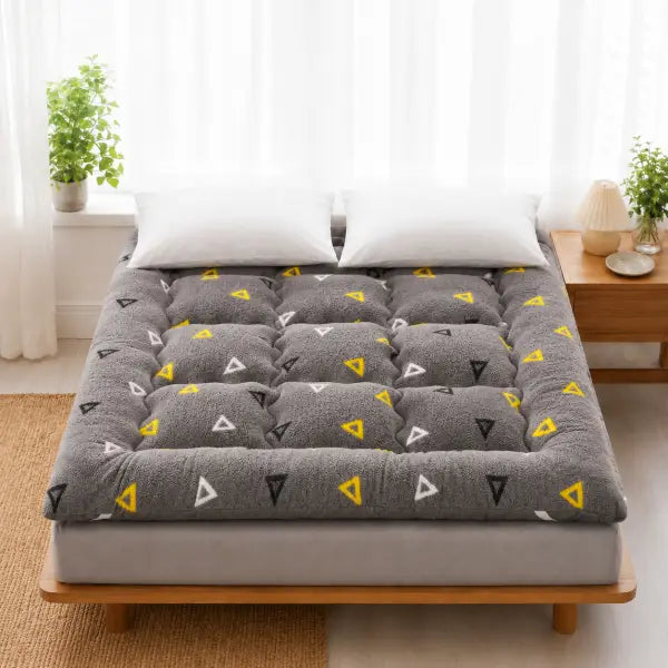 Surmatelas gris à motif triangles jaunes, noirs et blancs, chambre lumineuse