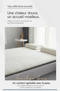 Surmatelas effet laine bouclée écru avec traversins, figurine de cerf sur guéridon