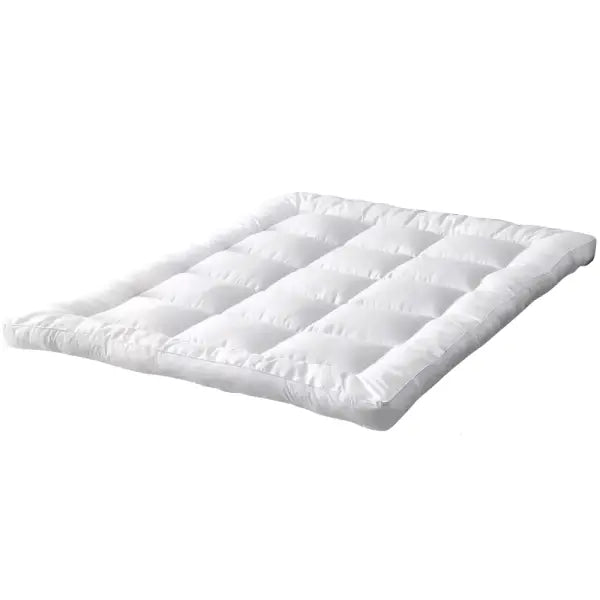 Surmatelas en plume matelassé en carrés, vue de trois quarts sur fond blanc