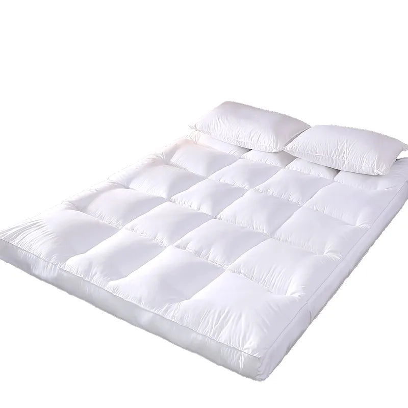 Surmatelas épais matelassé avec deux oreillers, vue de face sur fond blanc