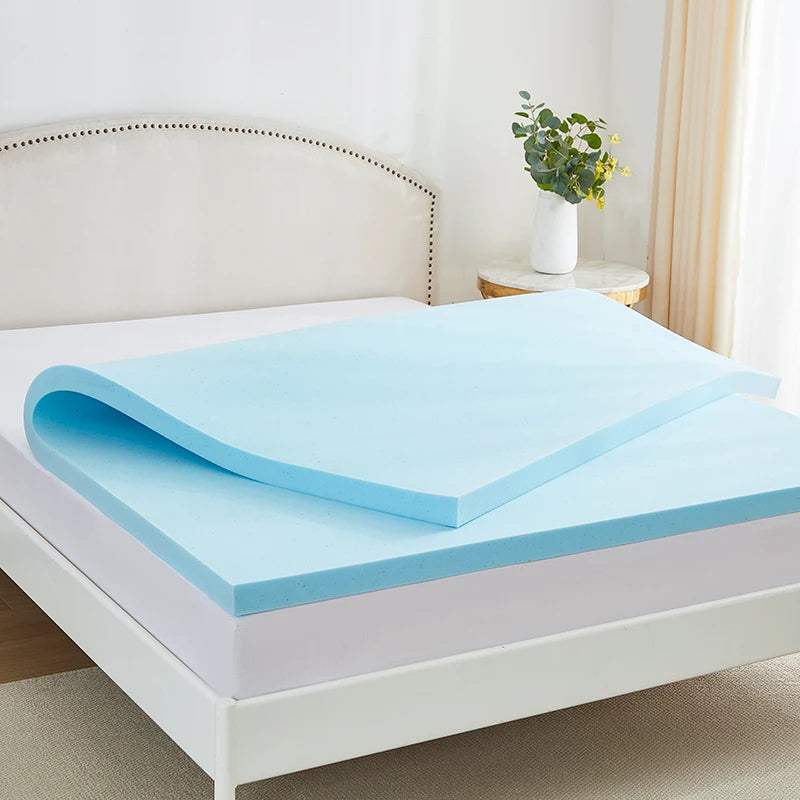 Main appuyée sur la mousse à mémoire de forme infusée de gel avec empreinte visible, reste frais, soutien suffisant, circulation de l'air